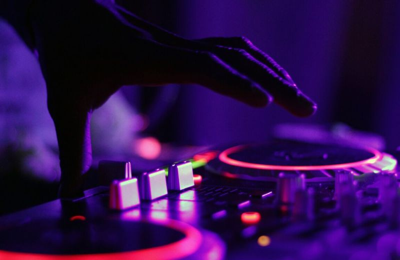 DJ